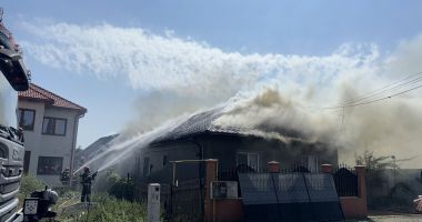 Stire din Eveniment : A luat foc o casă în comuna Cumpăna. Se intervine în forță