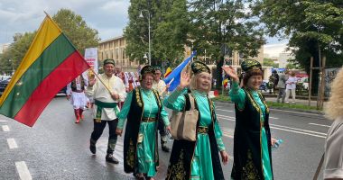 Paradă pe bulevardul Tomis. Comunitatea Turco-Tătară defilează pe străzile din Constanța - 9