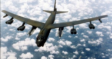 Stire din Actualitate : Două bombardiere ruse, observate în apropierea spațiului aerian britanic