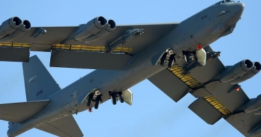 Stire din Actualitate : Un bombardier american s-a prăbușit