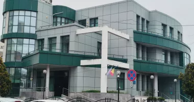 Stire din Eveniment : Tânărul polițist acuzat de viol și pornografie infantilă a fost adus la BCCO Constanța
