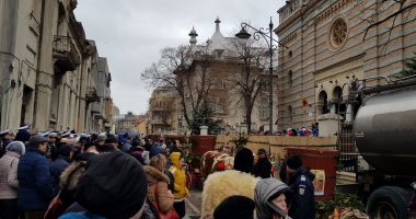 Stire din Eveniment : GALERIE FOTO! Sute de oameni la slujba de Bobotează!