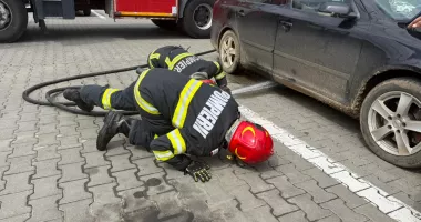 Alertă în Tulcea. Incendiu izbucnit la un autoturism aflat într-o parcare aglomerată - 3