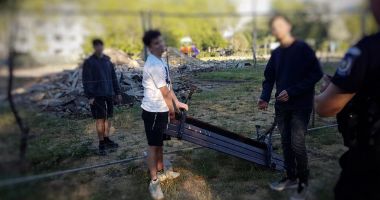 Galerie foto. Vandalizarea băncilor, distracția de vineri seara a unor tineri constănțeni - 2