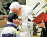 A dat navala peste Papa Benedict