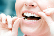 Stire din Sănătate : Ața dentară vă prelungește viața