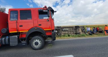 GALERIE FOTO. ACCIDENT între un MICROBUZ și DOUĂ MAȘINI, la Tariverde! Sunt CINCI VICTIME - 6