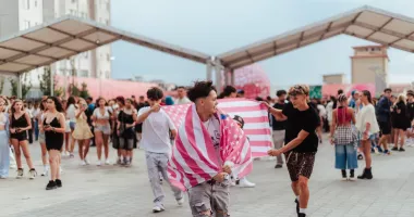 BEACH, PLEASE! 2026 a deschis oficial NIBIRU în fața a 90.000 de oameni și a dat startul celei mai mari ediții din istoria festivalului - 6
