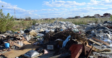 Stire din Social : TDS! Teren cu destinație specială: gunoaie, mizerii și bălării cât casa. Nu ratați ediția de mâine a ziarului nostru!