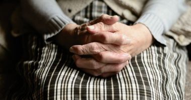Bătrână, jefuită de 100.000 de lei de o fată de 15 ani