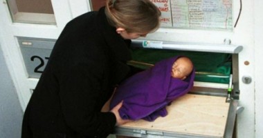 Stire din Actualitate : Baby Boxes, cutiile unde mamele își pot abandona legal copiii nedoriți