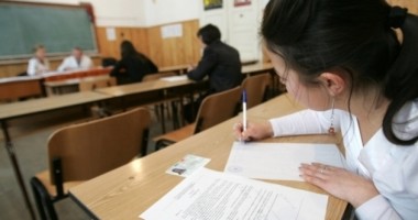 Stire din Diverse : Gest incredibil. O mamă s-a DEGHIZAT precum fiica sa de 19 ani, pentru a da o probă la BAC