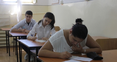 Stire din Cultură-Educație : Au fugit de Bac ca dracu' de tămâie