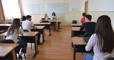 Stire din Cultură-Educație : BACALAUREAT 2017. Astăzi  este ultima probă. Elevii  se plâng de căldura din săli