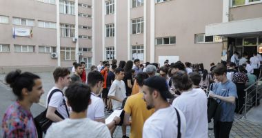 Stire din Cultură-Educație : Au început probele scrise la Bacalaureatul de toamnă. 1000 de elevi s-au înscris la examen