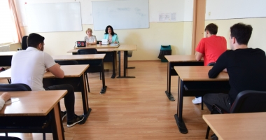 Stire din Cultură-Educație : BACALAUREAT 2017. Aproape jumătate din cadidații înscriși nu s-au prezentat la examen, iar unul a fost eliminat pentru fraudă