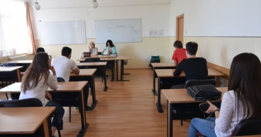 Stire din Cultură-Educație : Sute de absenți și un eliminat la prima probă a bacalaureatului de toamnă