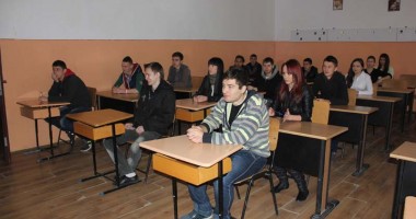Stire din Cultură-Educație : LICEENII s-au făcut DE... BASM la simularea BACALAUREATULUI