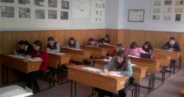 Stire din Cultură-Educație : "Profesorii plâng când văd rezultatele, iar ei răsuflă ușurați că au scăpat"