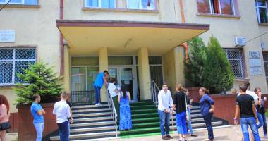 Stire din Cultură-Educație : "Geniile" întârziate au scrântit-o la română: "Am scris și eu acolo că ăla a omorât-o pe aia și gata"