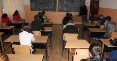 Stire din Social : 5.000 de tineri respinși la bacalaureat, propuși să primească "garanție" de la stat