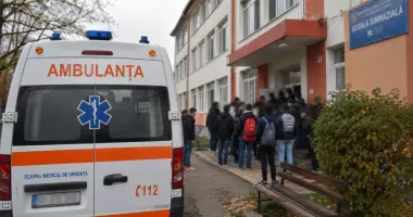 Stire din Eveniment : Dramă fără margini. Un elev s-a stins în școală, în ciuda manevrelor de resuscitare și sub privirile colegilor