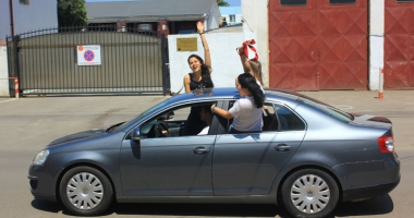 Absolvenții de-a XII-a și-au urlat bucuria: "Am scăpaaat! Victorieee!" - 2