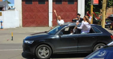Stire din Cultură-Educație : Absolvenții de-a XII-a și-au urlat bucuria: "Am scăpaaat! Victorieee!"
