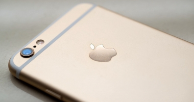 Stire din Tehnologie : Apple, dat în judecată. A blocat iPhone-urile a sute de clienți