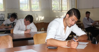 Stire din Cultură-Educație : BAC 2013 / 6.800 de elevi susțin la această oră proba scrisă la limba română