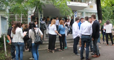 Stire din Cultură-Educație : Blaga și Bacovia le-au dat de furcă absolvenților clasei a XII-a la proba scrisă la limba română