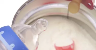 Stire din Actualitate : Alertă alimentară. Mai multe loturi de lapte praf pentru sugari retrase de la comercializare
