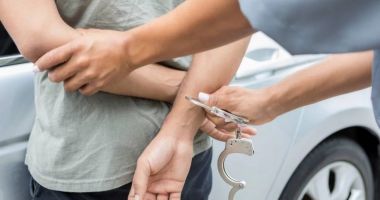 Stire din Eveniment : Un băiat de 16 ani a fost arestat pentru că și-a lovit străbunica în cap cu un ciocan de șnițele