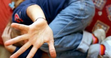 Un tată și-a obligat copilul de șase ani să meargă cu el prin baruri și să consume alcool. Ce a urmat este revoltător