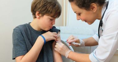 Stire din Sănătate : Până la sfârșitul anului băieții ar putea fi vaccinați împotriva HPV