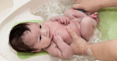 Nu uitați! Baia nou-născutului se face în fiecare zi