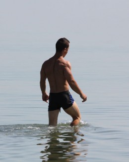 Stire din Sănătate : Cât de periculoase sunt băile  în marea rece