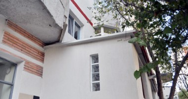 Scandal cu un balcon "trântit" pe trotuar - 4