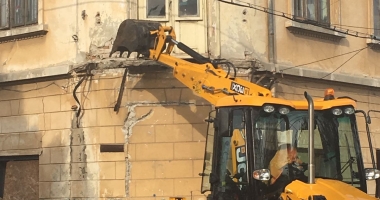 Galerie foto. LA UN PAS DE TRAGEDIE! O BUCATĂ DE BALCON s-a PRĂBUȘIT, la intersecția străzilor Călărași cu Lahovari - 2