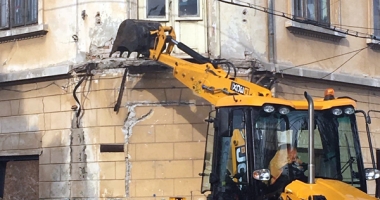 Ce așteptări aveți pentru Constanța? Clădire abandonată a CJC, ocupată abuziv de zeci de romi. Balconul s-a prăbușit pe trotuar - 4