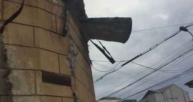Galerie foto. LA UN PAS DE TRAGEDIE! O BUCATĂ DE BALCON s-a PRĂBUȘIT, la intersecția străzilor Călărași cu Lahovari - 3