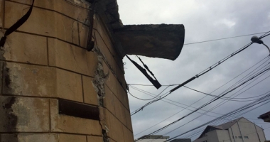 Ce așteptări aveți pentru Constanța? Clădire abandonată a CJC, ocupată abuziv de zeci de romi. Balconul s-a prăbușit pe trotuar - 5