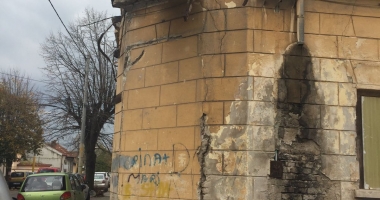 Galerie foto. LA UN PAS DE TRAGEDIE! O BUCATĂ DE BALCON s-a PRĂBUȘIT, la intersecția străzilor Călărași cu Lahovari - 4