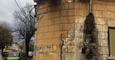 Ce așteptări aveți pentru Constanța? Clădire abandonată a CJC, ocupată abuziv de zeci de romi. Balconul s-a prăbușit pe trotuar - 3