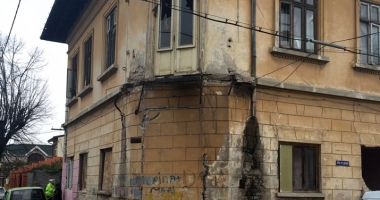 Ce așteptări aveți pentru Constanța? Clădire abandonată a CJC, ocupată abuziv de zeci de romi. Balconul s-a prăbușit pe trotuar - 2