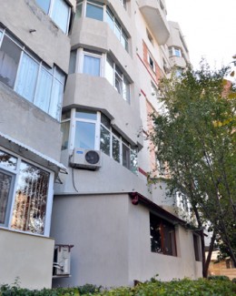 Scandal cu un balcon "trântit" pe trotuar - 2