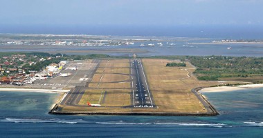 Stire din Actualitate : Avion cu 100 de persoane la bord prăbușit în mare