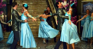 Stire din Cultură-Educație : Vals, toalete elegante  și șampanie, la Balul Operei
