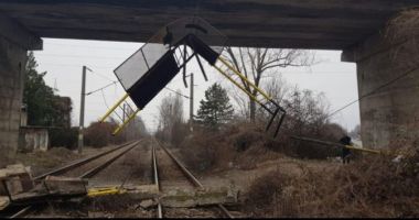 La un pas de tragedie! Balustrada unui pod, căzută peste calea ferată!