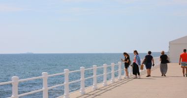 Stire din Social : Balustrada de pe faleza Cazinoului, reparată și revopsită
